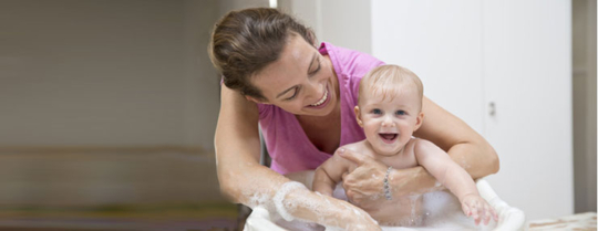 Corps et cheveux des bébés : comment les laver correctement ?