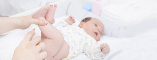Lingette ou coton : lequel utiliser pour changer le bébé ? 