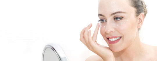 Anti-âge : des soins adaptés pour le contour des yeux !