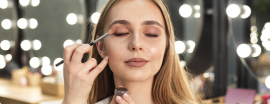 Maquillage des yeux : embellir son regard avec les Ombres à Paupières ?