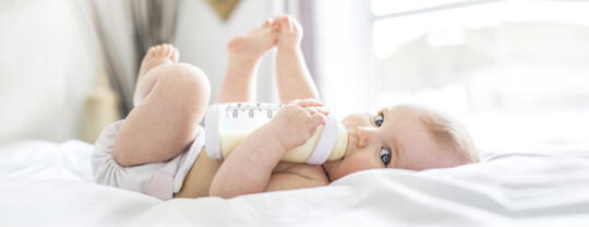 Lait infantile sans lactose : que choisir pour mon bébé ? 